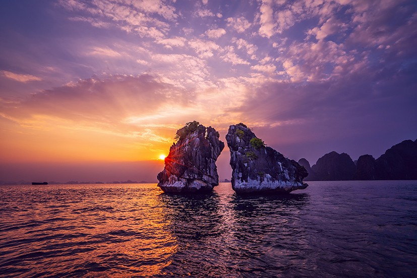 Ngoài khám phá thiên nhiên, du khách còn được tìm hiểu lịch sử qua các truyền thuyết như hòn Trống Mái. Ảnh: Shutterstock