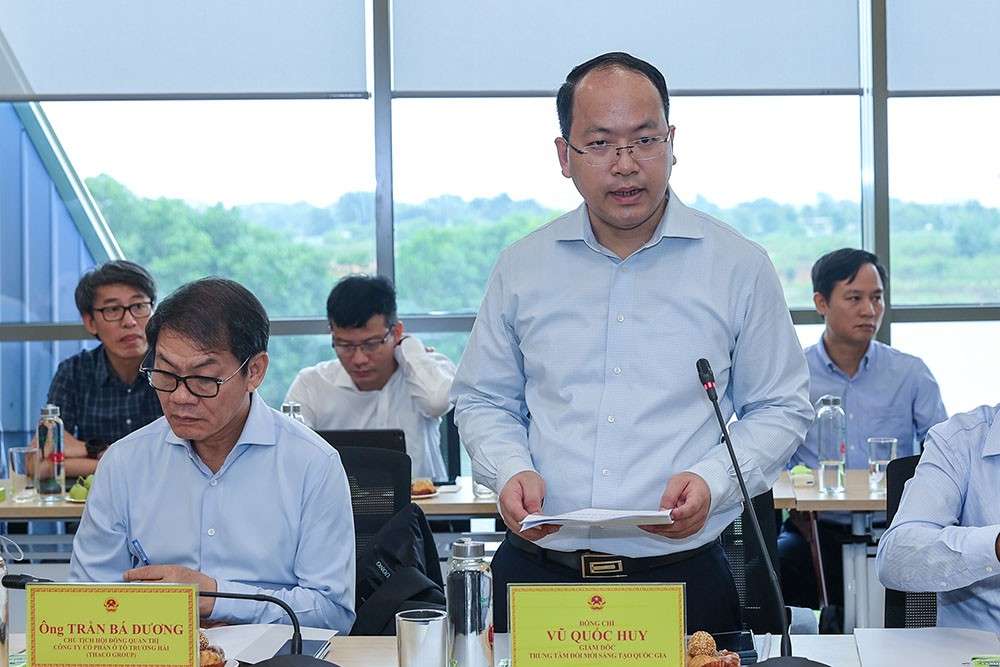 Ông Vũ Quốc Huy, Giám đốc NIC báo cáo về tình hình của NIC tại buổi làm việc. (Ảnh: Nhật Bắc)