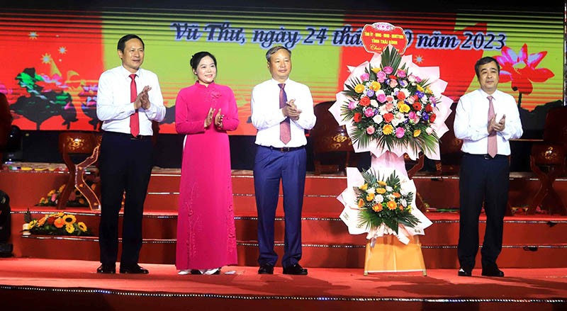 Ủy viên Trung ương Đảng, Bí thư Tỉnh uỷ Thái Bình Ngô Đông Hải tặng hoa chúc mừng Lễ hội chùa Keo mùa Thu 2023.