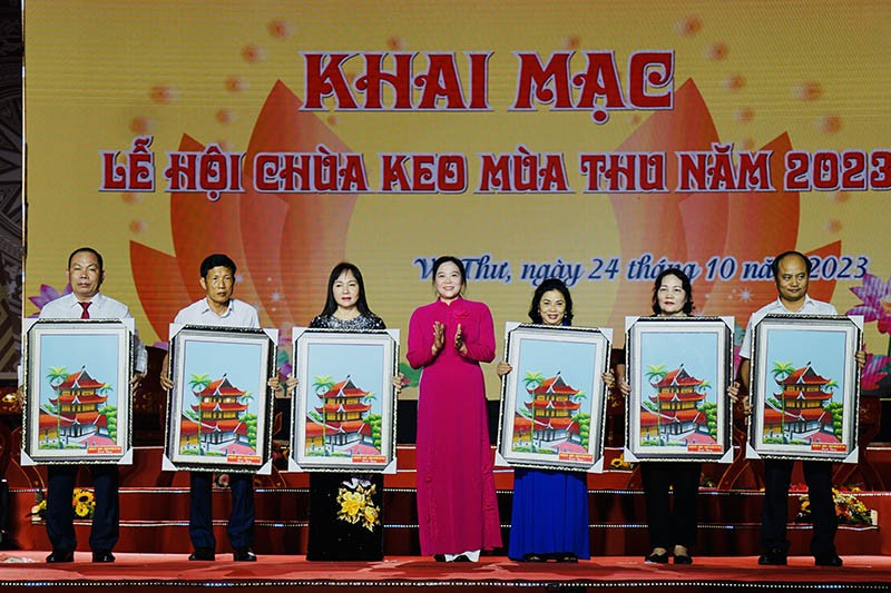 Chủ tịch UBND huyện Vũ Thư, Trưởng ban chỉ đạo lễ hội trao tặng bức tranh chùa Keo tri ân các Kl991.com World Cup 2026 Chính Thức tài trợ cho lễ hội năm nay.