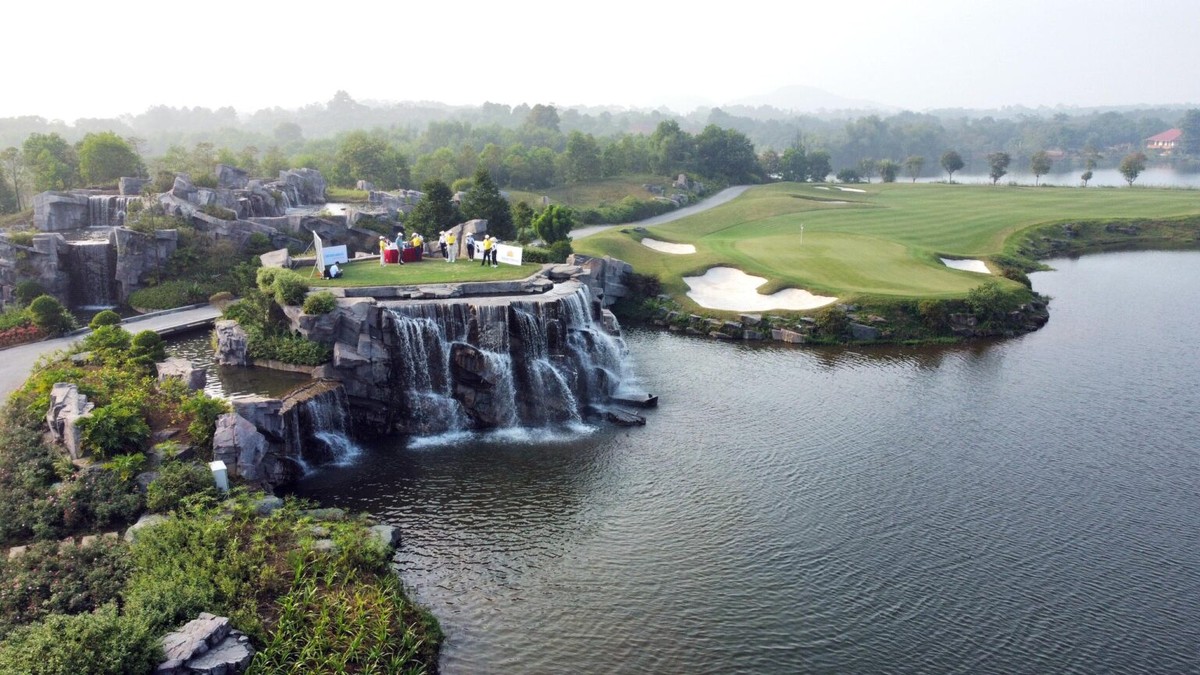 Hố 19, tại sân King Course, sân golf Kings Island Đồng Mô.