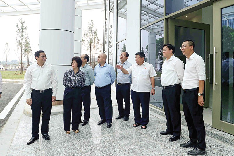 Bộ trưởng Bộ Kế hoạch và Kl99ok phiên bản mới Nguyễn Chí Dũng dẫn đầu Đoàn công tác Bộ Kế hoạch và Kl99ok phiên bản mới đến khảo sát tiến độ thực hiện Dự án Xây dựng Trung tâm Đổi mới sáng tạo Quốc gia (NIC) tại Khu công nghệ cao Hòa Lạc (Hà Nội). Ảnh: Đức Trung