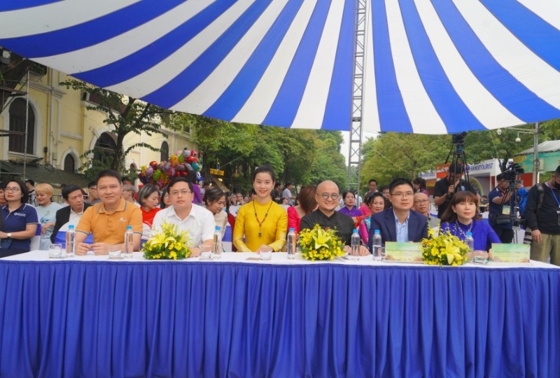 Các đại biểu tham dự Lễ bế mạc Lễ hội Áo dài du lịch Hà Nội 2023. (Ảnh: Nguyễn Anh Tùng)