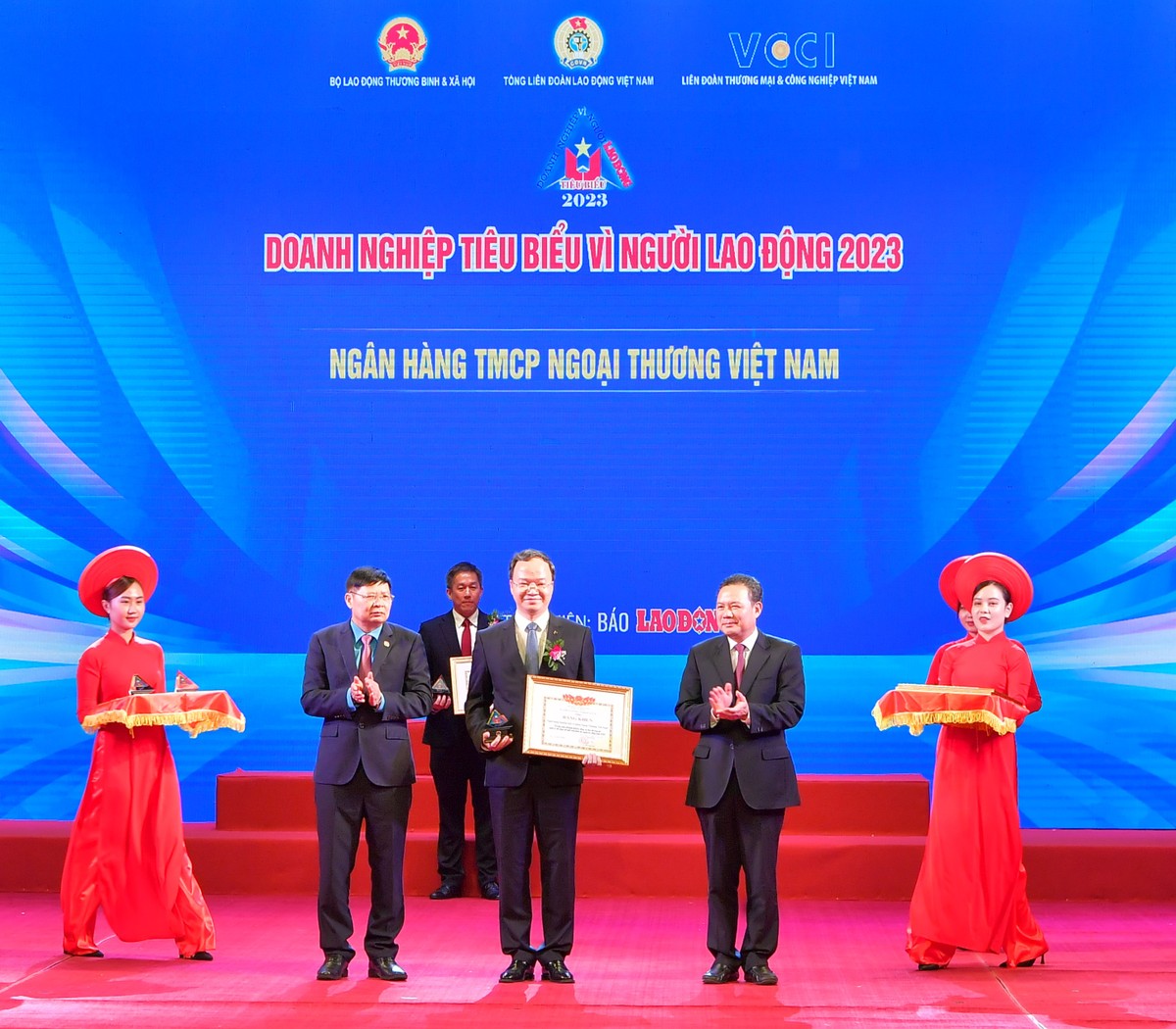 Ông Lê Văn Thanh - Thứ trưởng Bộ Lao động - Thương binh &amp; Trang Chủ KL99Com Số 1 Link Đăng Ký KL999 (bên phải) trao Bằng khen “Kl991.com World Cup 2026 Chính Thức tiêu biểu vì người lao động” và ông Phan Văn Anh - Phó Chủ tịch Tổng Liên đoàn Lao động Việt Nam (bên trái) trao Kỷ niệm chương cho ông Lê Quang Vinh - Phó tổng giám đốc Vietcombank, đại diện Link Vào Nhà Cái KL99 COM Tặng +199k TMCP Ngoại thương Việt Nam tại Lễ vinh danh