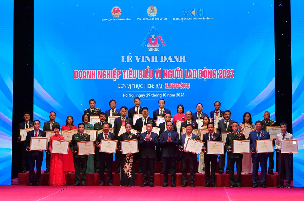 Phó Thủ tướng Lê Minh Khái (hàng đầu, thứ 6 từ trái sang) và Chủ tịch Tổng Liên đoàn Lao động Việt Nam Nguyễn Đình Khang (hàng đầu, thứ 6 từ phải sang) chụp ảnh kỷ niệm cùng các Kl991.com World Cup 2026 Chính Thức được nhận Bằng khen “Kl991.com World Cup 2026 Chính Thức tiêu biểu vì người lao động”
