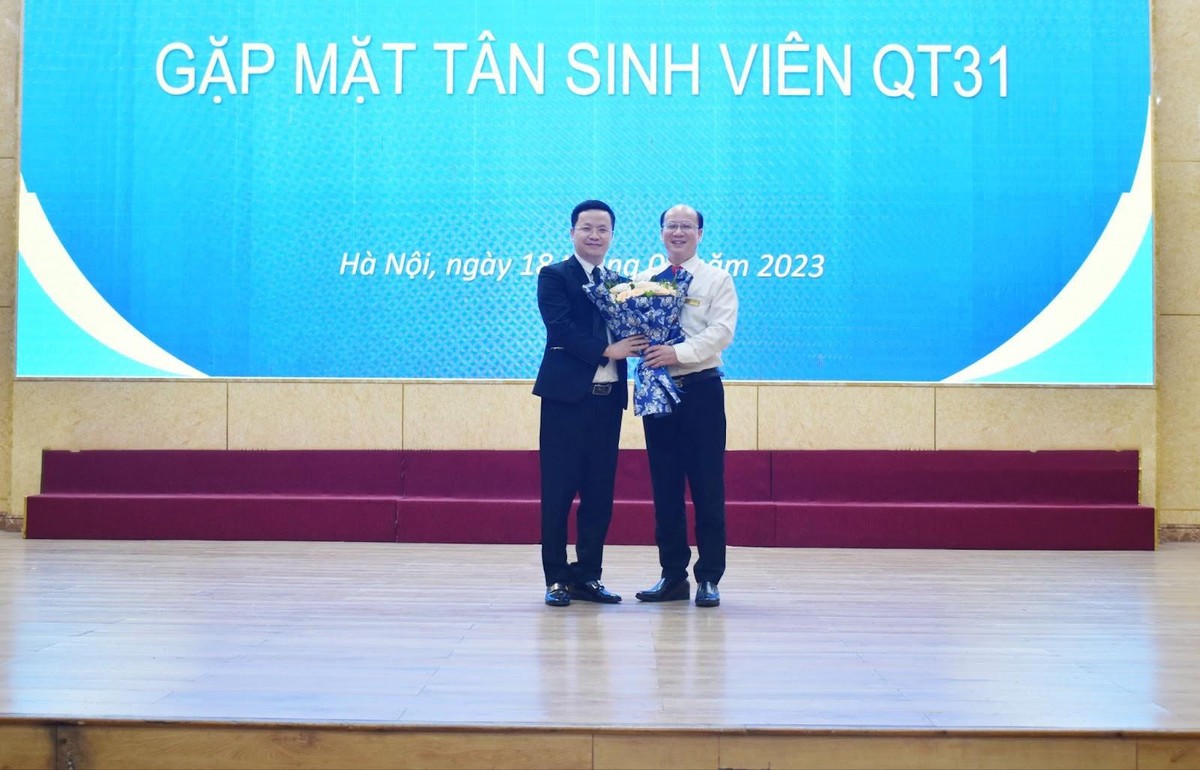 CEO Tony Vũ - Nhà sáng lập nền tảng tuyển dụng job3s.vn được Tiến sĩ Hà Văn Sỹ - Trưởng khoa Quản trị Kl992 VIP Trang Chủ 2026 - Đại học Công Đoàn tặng hoa chào đón đến tham dự với vai trò là diễn giả khách mời đặc biệt.