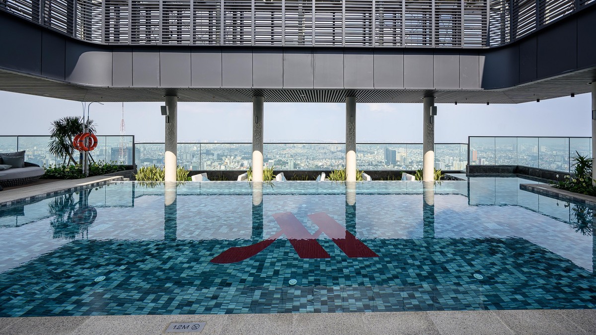 Không gian như resort tại tòa Lake dự án Grand Marina, Saigon, với Hồ bơi ngoài trời 143m2 cùng Sun Lounge tắm nắng chuẩn Marriott.