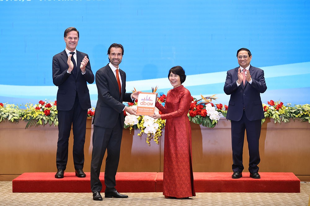 Hai Thủ tướng đã chứng kiến lễ trao 4 văn kiện hợp tác giữa các bộ, ngành, hiệp hội hai nước trong các lĩnh vực thăm dò và khai thác bền vững các khoáng sản quan trọng, hải quan, Kl99ok phiên bản mới, thương mại… (Ảnh: Nhật Bắc)