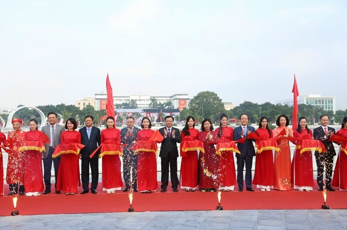 Các đại biểu cắt băng khánh thành Công viên Long Biên.