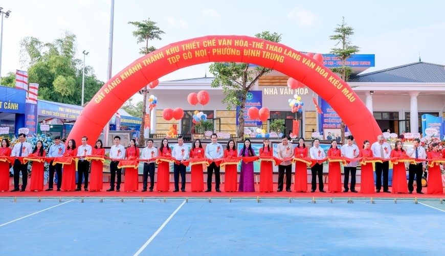 Các đại biểu cắt băng khánh thành Khu thiết chế văn hóa, thể thao Gò Nọi