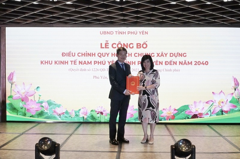 Chủ tịch UBND tỉnh Phú Yên nhận quyết định của Thủ tướng từ bà Trần Thu Hằng, Vụ trưởng Vụ Quy hoạch - Kiến trúc (Kl99 nổ hũ).