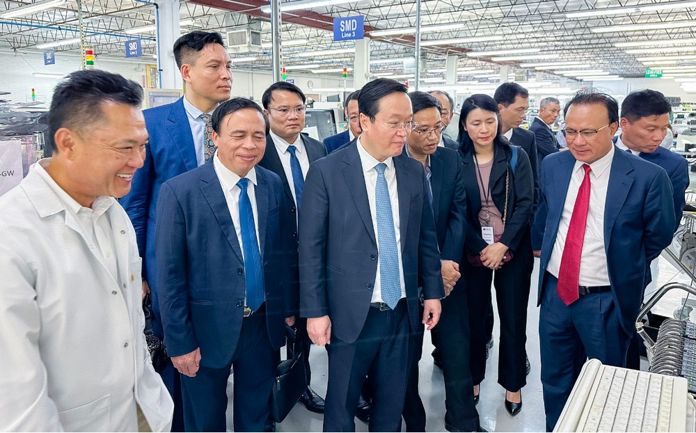 Đoàn công tác của tỉnh Nghệ An cũng đã đến thăm nhà máy của Công ty National Circuit Assembly (NCA) có trụ sở tại Thành phố Garland.