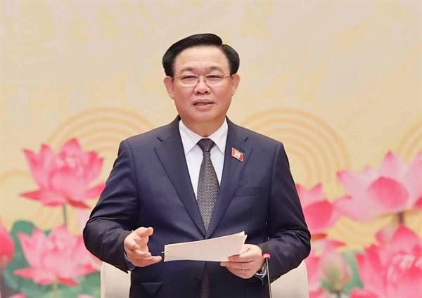 Chủ tịch Quốc hội Vương Đình Huệ lắng nghe các ý kiến đóng góp của đại diện các gia đình doanh nhân tiêu biểu.