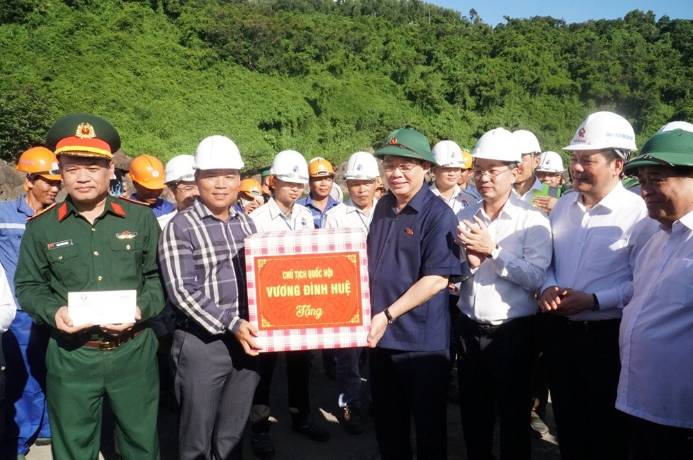 Chủ tịch Quốc hội Vương Đình Huệ đã tặng quà động viên công nhân, người lao động tham gia thi công Dự án Bến cảng Liên Chiểu.
