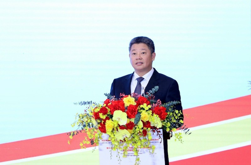 Phó Chủ tịch UBND TP. Hà Nội Nguyễn Mạnh Quyền trình bày Báo cáo tại Phiên toàn thể