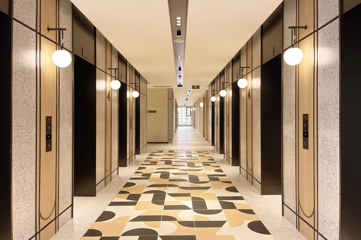 Sảnh thang máy dự án LUMIÈRE Boulevard thị trường TP.HCM đánh giá là “đẹp hơn phối cảnh”. Dự án cũng ghi điểm khi sở hữu tỉ lệ thang máy lý tưởng 2 – 2.6 căn/thang giúp cư dân di chuyển nhanh chóng.