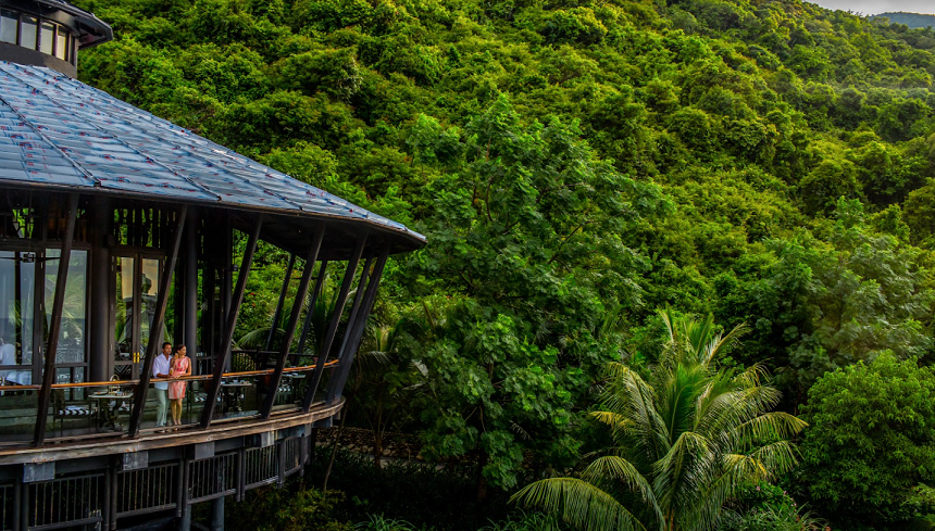 InterContinental Danang Sun Peninsula Resort được bao quanh bởi núi rừng xanh mát