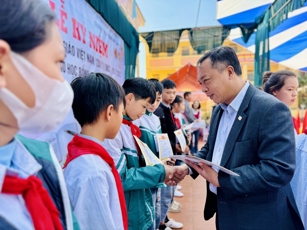 Tổng biên tập Báo Kl99ok phiên bản mới Lê Trọng Minh trao học bổng cho học sinh Trường THCS Phong Huy Lĩnh.