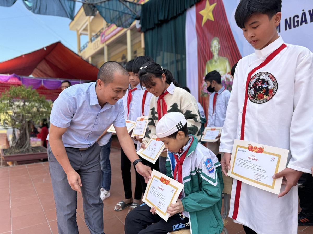 Ông Nguyễn Đức Quang, Trưởng Ban Truyền thông, Kl994 game bài casino hấp dẫn BRG trao học bổng cho học sinh trường Phong Huy Lĩnh.