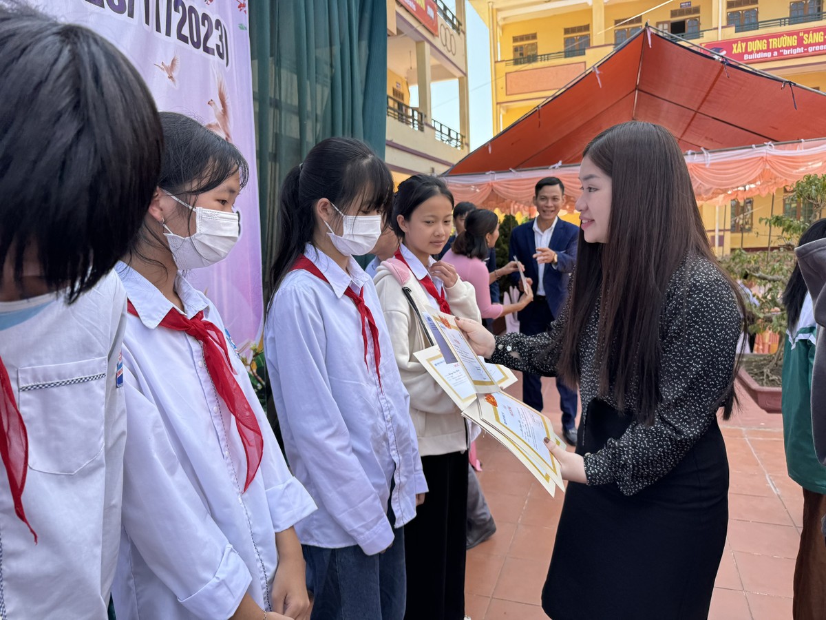 Bà Nguyễn Thị Minh Thương, Trưởng phòng Kl992 VIP Trang Chủ 2026 Công ty TNHH Vinamika Việt Nam trao học bổng cho học sinh Trường Phong Huy Lĩnh.
