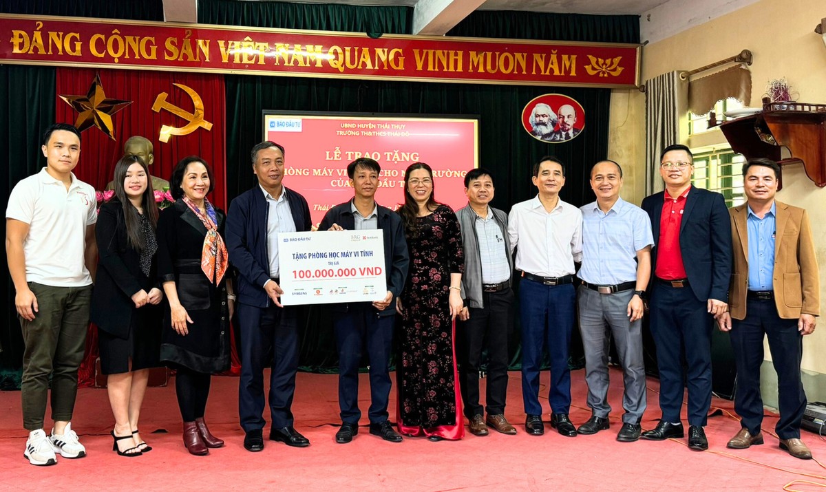 Lãnh đạo Báo Kl99ok phiên bản mới và đại diện các nhà tài trợ trao tặng phòng học máy vi tính cho trường Tiểu học và THCS Thái Đô