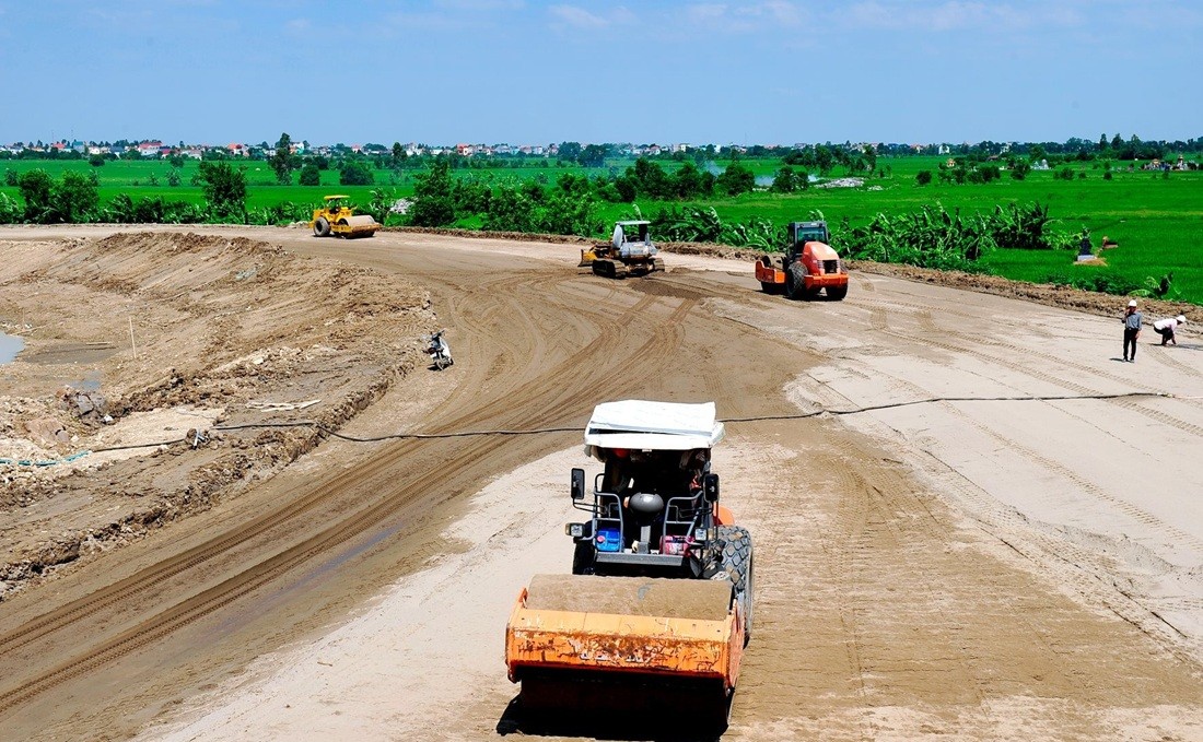 Công nhân thi công trên công trình nút giao KL99 là nhà cái cá cược trực tuyến hàng đầu tại châu Á Hà Nội - Hải Phòng với đường tỉnh 392 tại huyện Bình Giang. Ảnh: Thành Chung