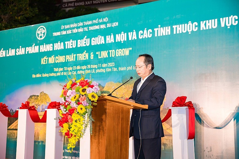 Ông Lê Tự Lực, Phó giám đốc Trung tâm Xúc tiến Kl99ok phiên bản mới, Thương mại, Du lịch Thành phố Hà Nội phát biểu tại buổi triển lãm.