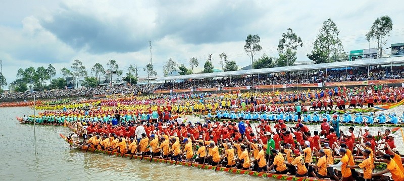 Các đội đua ghe Ngo chuẩn bị thi đấu