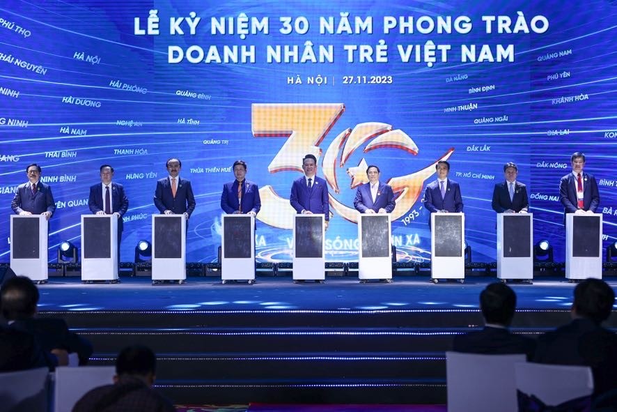 Thủ tướng và các đại biểu thực hiện nghi thức nhấn nút kỷ niệm 30 năm phong trào doanh nhân trẻ Việt Nam - Ảnh: VGP/Nhật Bắc