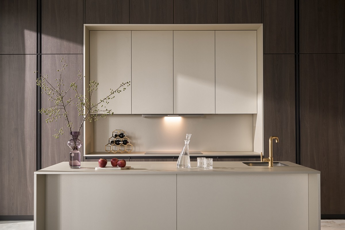 Khu vực bếp được thiết kế như một tác phẩm nghệ thuật thực thụ với màu vàng ánh kim nổi bật.
