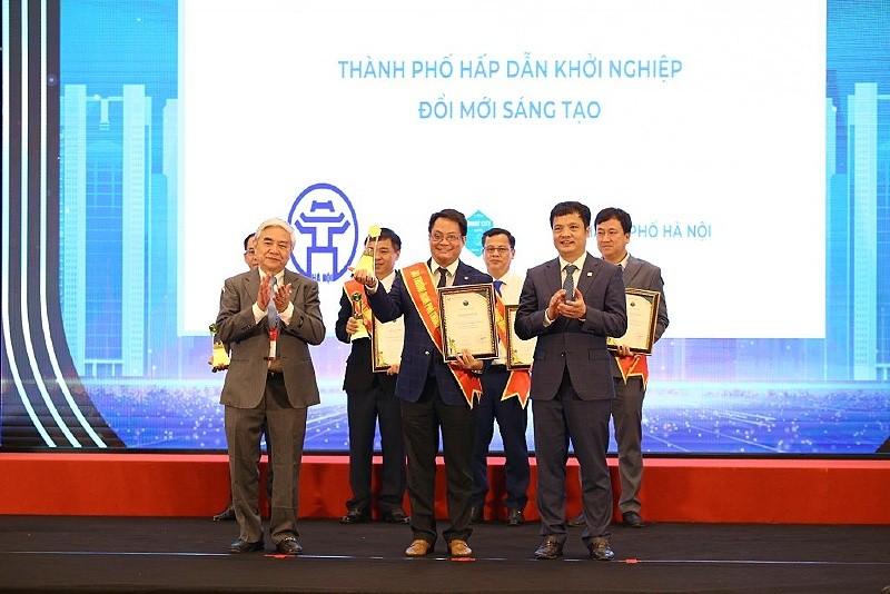 Giám đốc Sở Thông tin và Truyền thông Nguyễn Việt Hùng nhận Giải thưởng “Thành phố hấp dẫn khởi nghiệp đổi mới sáng tạo”.