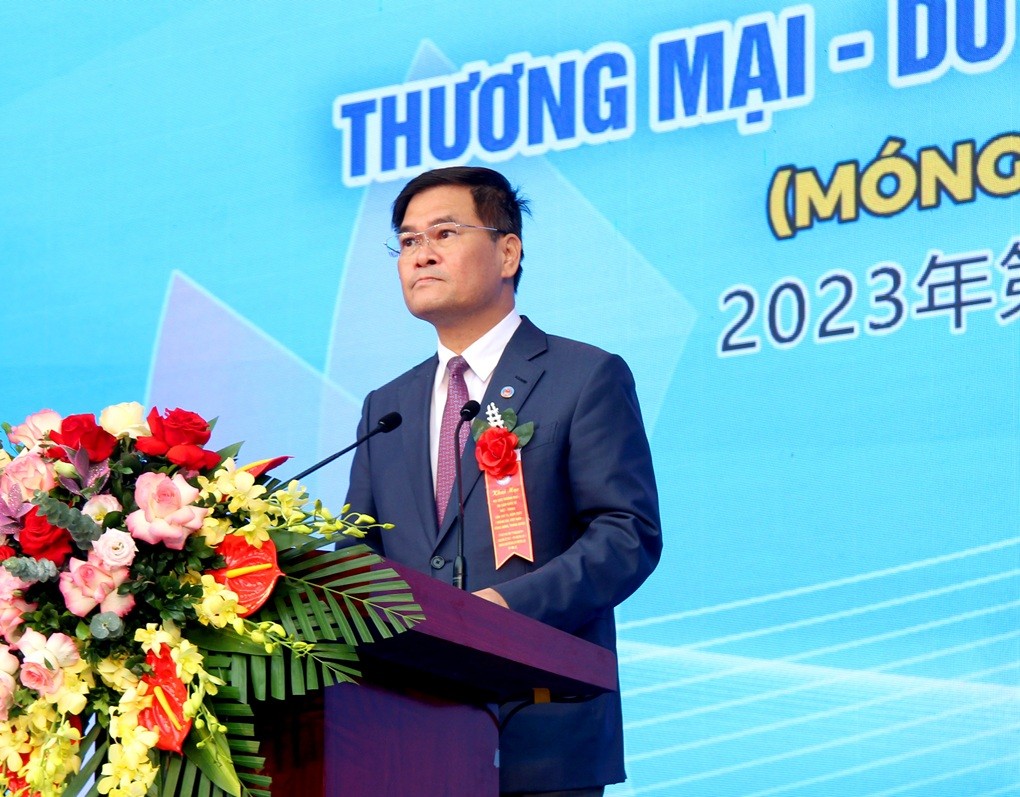 Ông Bùi Văn Khắng, Phó chủ tịch UBND tỉnh Quảng Ninh phát biểu tại Lễ khai mạc. Ảnh: Cổng thông tin điện tử Thành phố Móng Cái