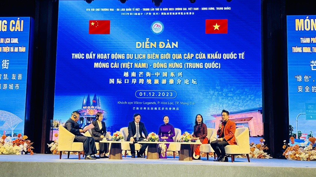 Đại biểu đến từ các cơ quan quản lý du lịch Quảng Ninh, Việt Nam và Quảng Tây, Trung Quốc tham gia toạ đàm Đại biểu đến từ các cơ quan quản lý du lịch Quảng Ninh, Việt Nam và Quảng Tây, Trung Quốc tham gia toạ đàm
