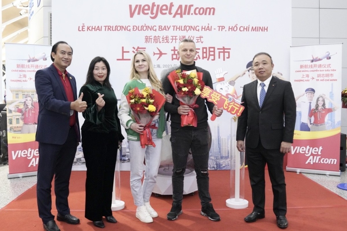 Những hành khách trên chuyến bay khai trương giữa TP. Hồ Chí Minh và Thượng Hải được lãnh đạo Vietjet chào đón và tặng hoa và quà lưu niệm Những hành khách trên chuyến bay khai trương giữa TP. Hồ Chí Minh và Thượng Hải được lãnh đạo Vietjet chào đón và tặng hoa và quà lưu niệm