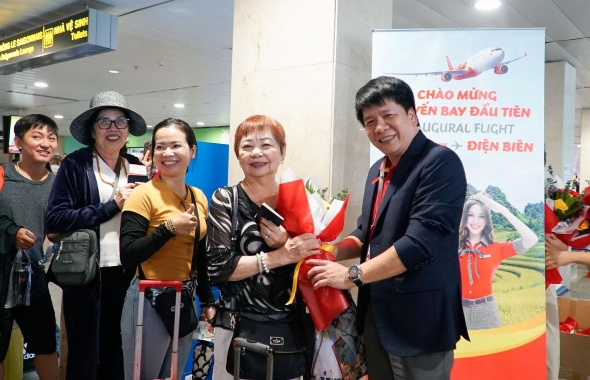 Vietjet chào đón những hành khách đầu tiên trên chuyến bay TP. Hồ Chí Minh - Điện Biên. Vietjet chào đón những hành khách đầu tiên trên chuyến bay TP. Hồ Chí Minh - Điện Biên.
