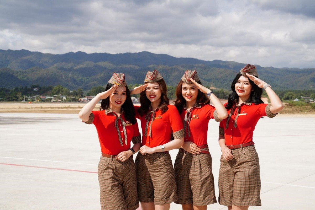 Phi hành đoàn Vietjet chào đón hành khách trên hành trình kết nối TP. Hồ Chí Minh với Điện Biên. Phi hành đoàn Vietjet chào đón hành khách trên hành trình kết nối TP. Hồ Chí Minh với Điện Biên.