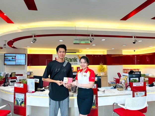 Khách hàng Trần Đức Luân ở Biên Hòa là một trong những chủ nhân đầu tiên trúng vé bay khứ hồi 0 đồng của chương trình “Vòng quay may mắn” Khách hàng Trần Đức Luân ở Biên Hòa là một trong những chủ nhân đầu tiên trúng vé bay khứ hồi 0 đồng của chương trình “Vòng quay may mắn”