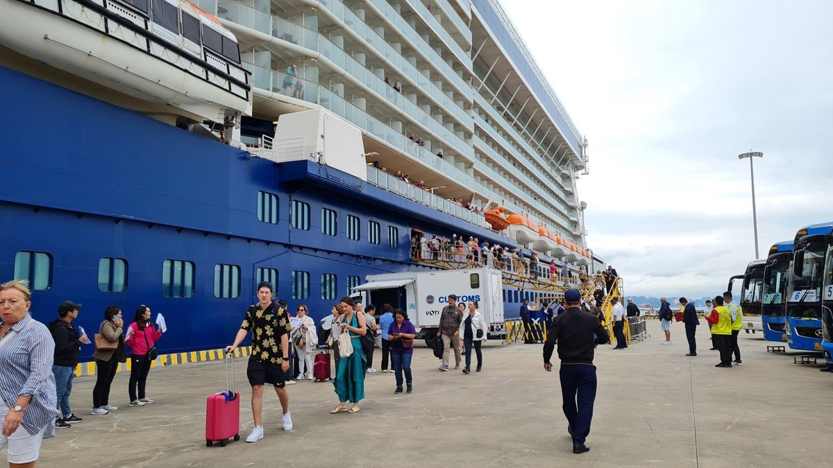 Ngày 13/11, siêu du thuyền Celebrity Solstice (quốc tịch Malta) đã cập Cảng tàu khách quốc tế Hạ Long, đem theo gần 2.700 du khách châu Âu, Mỹ.