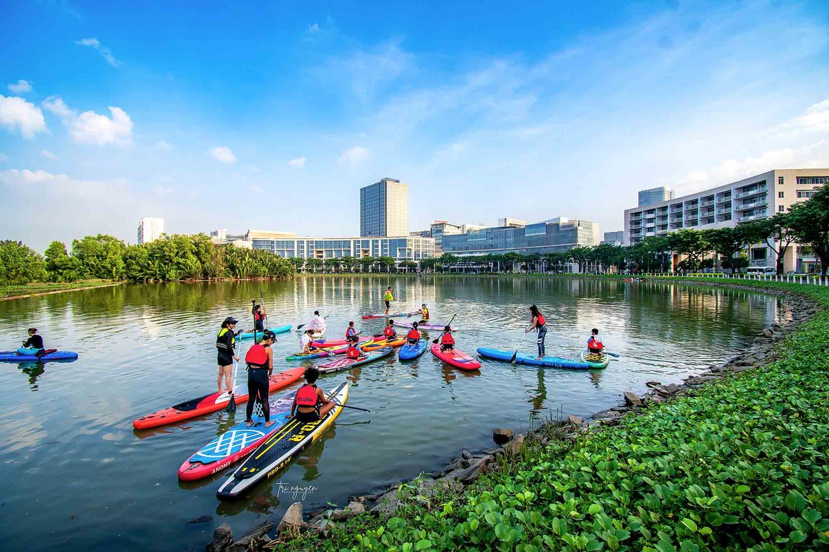 Du khách trải nghiệm các hoạt động thể thao dưới nước, dưới sự hướng dẫn của các huấn luyện viên