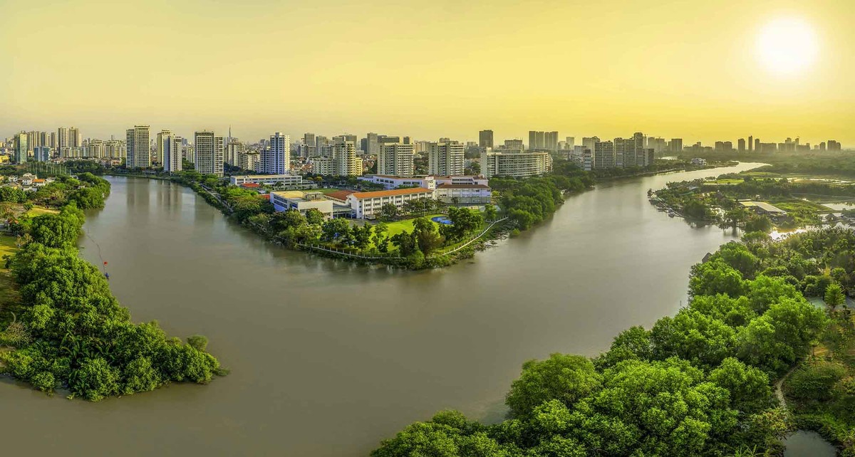 Sau đó, du khách tiếp tục trải nghiệm tuyến du lịch đường thủy nội đô “Khám phá đô thị mới bên dòng kênh xanh” bằng tàu cano.