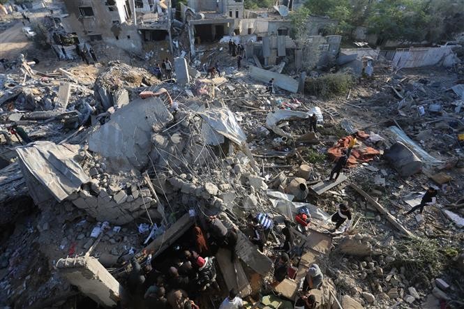Cảnh đổ nát sau vụ không kích của Israel xuống thành phố Rafah, miền Nam Dải Gaza ngày 4/12/2023. Ảnh: THX/TTXVN