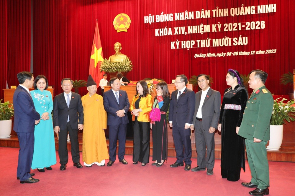 Bí thư Tỉnh ủy, Chủ tịch HĐND tỉnh Quảng Ninh trò chuyện bên lề cùng các đại biểu dự kỳ họp. Ảnh: Đỗ Phương