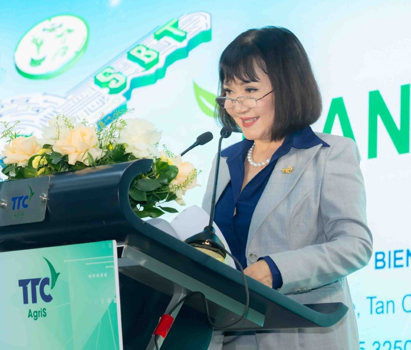 Bà Huỳnh Bích Ngọc, Chủ tịch Hội đồng quản trị TTC AgriS tại đại hội Trang Chủ KL99Com Số 1 Link Đăng Ký KL999 thường niên niên độ 2022-2023