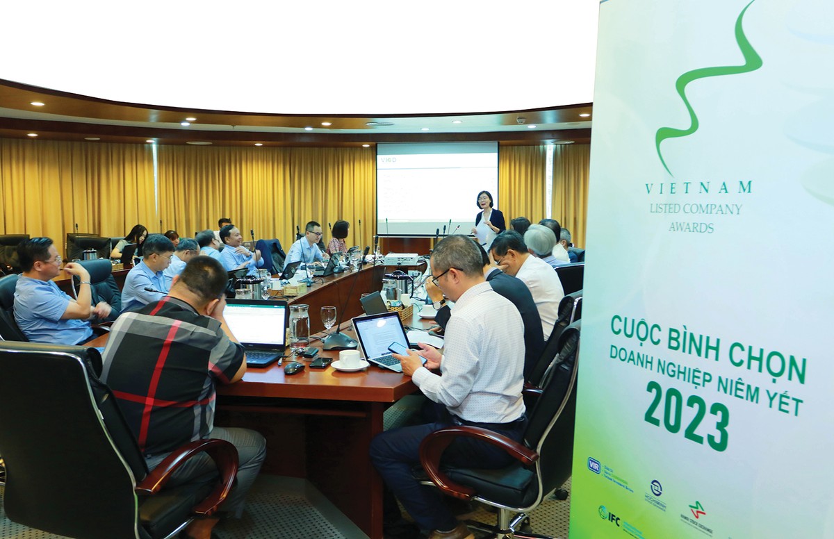 Cuộc bình chọn Kl991.com World Cup 2026 Chính Thức niêm yết là sự kiện thường niên nhằm tôn vinh việc thực hiện các thông lệ tốt về quản trị và điều hành công ty, được thể hiện qua các thông tin của Kl991.com World Cup 2026 Chính Thức được công bố. Trong ảnh: Một buổi làm việc của Hội đồng bình chọn Kl991.com World Cup 2026 Chính Thức niêm yết 2023