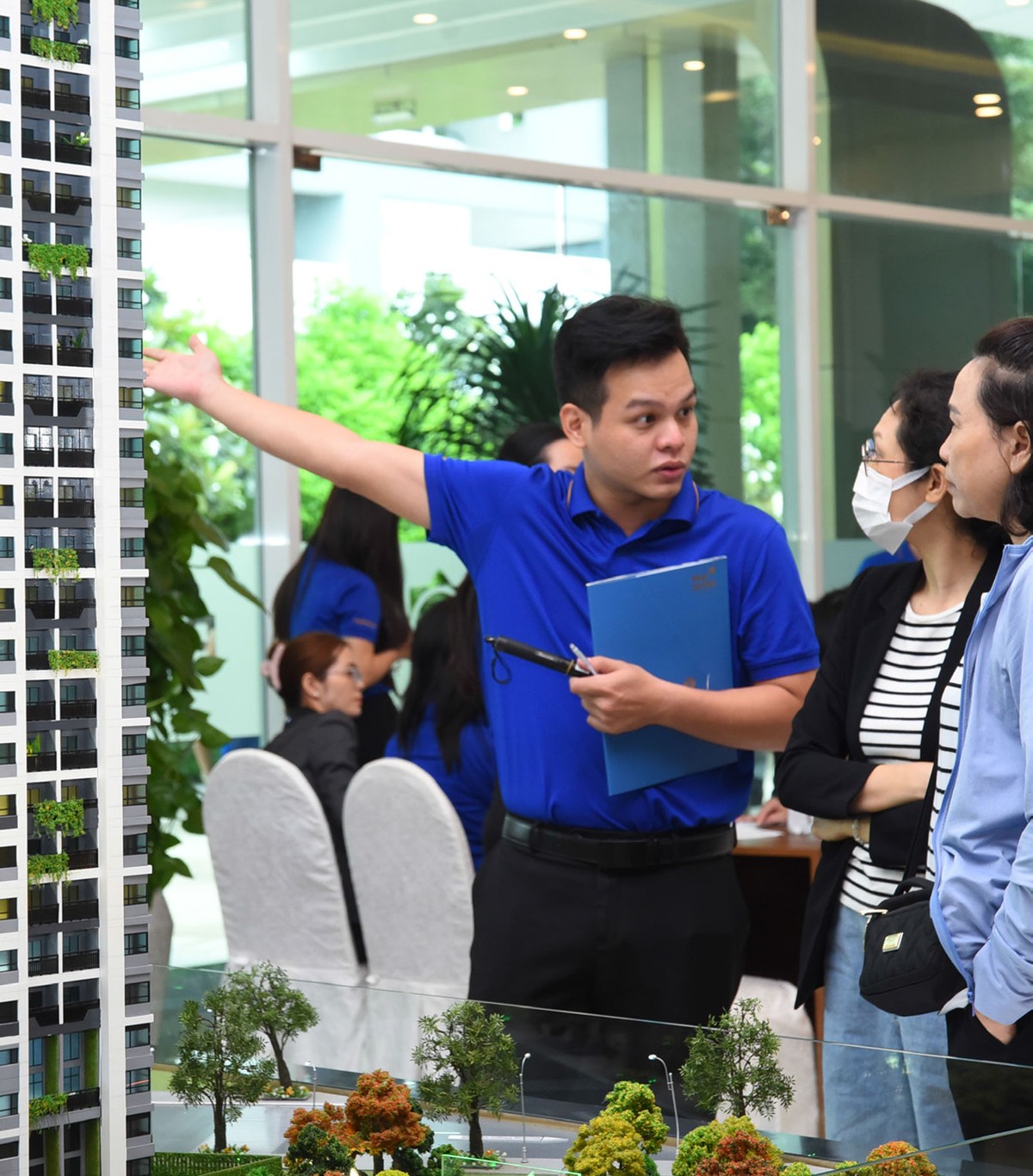 Nhà Kl99ok phiên bản mới rốt ráo tìm mua sản phẩm tốt. Ảnh: Việt Dũng