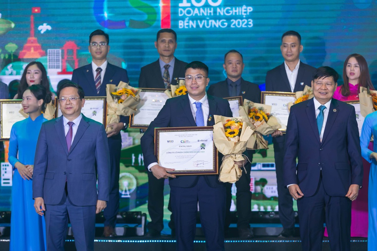 Ông Vũ Duy Vương - Người phụ trách Quản trị công ty đại diện 99Kl99 link đăng nhập Bảo Việt nhận giải thưởng