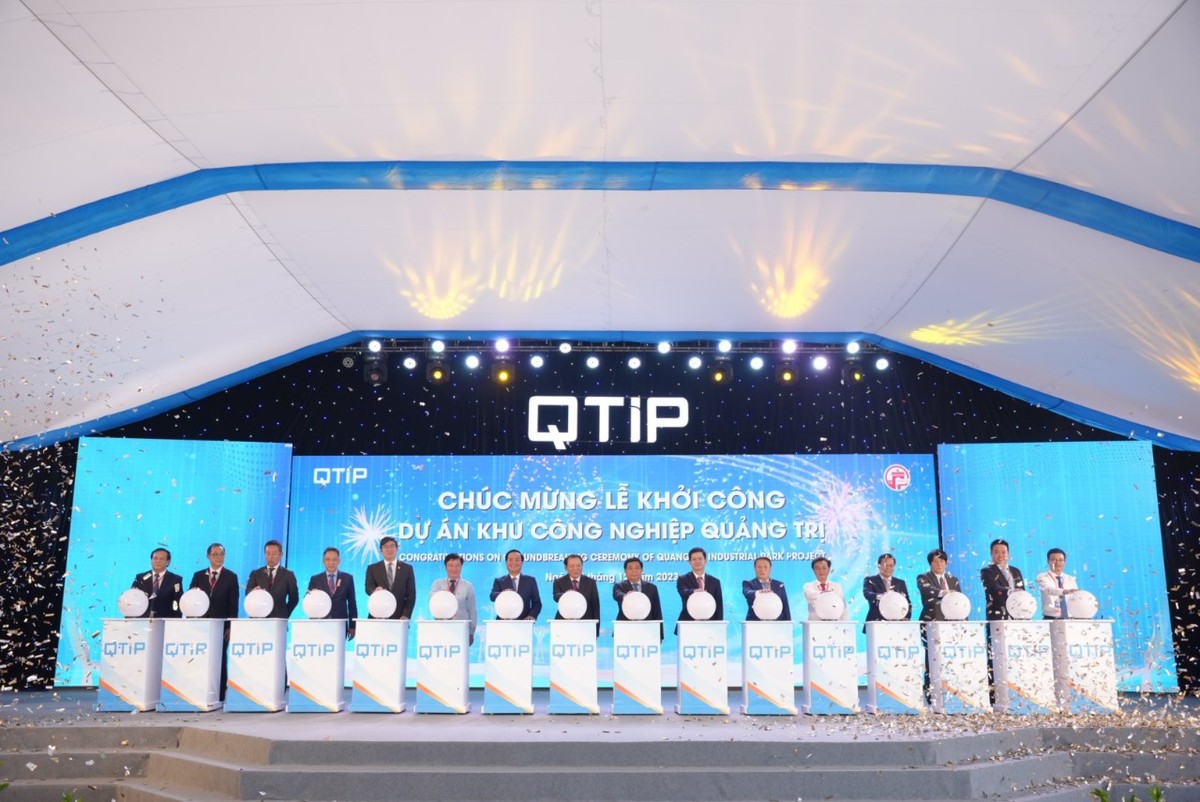 Các đại biểu tham dự làm thủ tục khởi công dự án Khu công nghiệp Quảng Trị