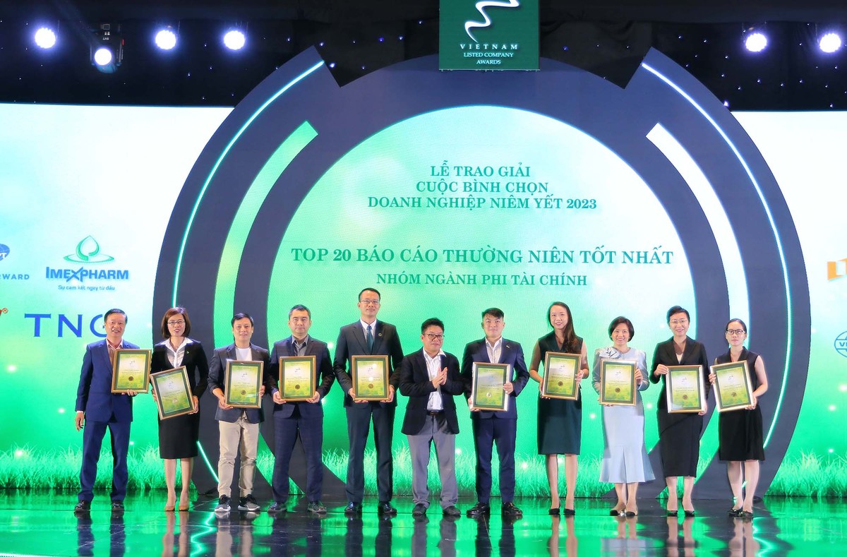 Ông Nguyễn Thành Long, Chủ tịch Hội đồng thành viên Sở Giao dịch 99Kl99 link đăng nhập Việt Nam (VNX) trao Top 20 Kl991.com World Cup 2026 Chính Thức Nhóm ngành phi Kl991.com nạp rút nhanh