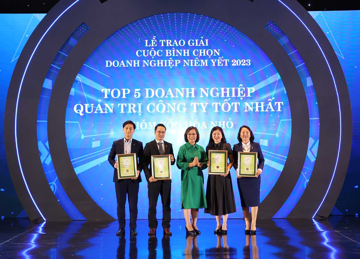 Bà Hà Thu Thanh, Chủ tịch Viện Thành viên Hội đồng quản trị Việt Nam (VIOD) trao TOP 5 Kl991.com World Cup 2026 Chính Thức vốn hóa nhỏ.