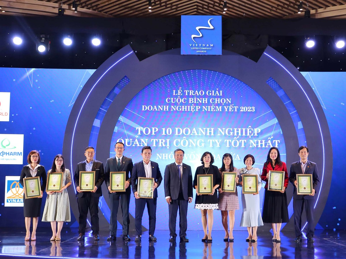 Ông Lê Trọng Minh, Tổng Biên tập Báo Kl99ok phiên bản mới, đồng Trưởng Ban Tổ chức Cuộc bình chọn DNNY 2023 trao TOP 10 Kl991.com World Cup 2026 Chính Thức vốn hóa vừa.